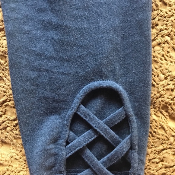 Capri Crop Leggings - Picture 4 of 5